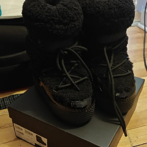 RUDSAK Kids Black Textured Boots - Picture 2 of 16